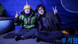 Illustration for article titled Husband and Wife Freezing Their Butts Off for a PS4 Is Heartwarming